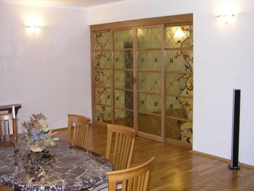 Перегородка для гостиной с цветным стеклом и декоративными вставками Якутск
