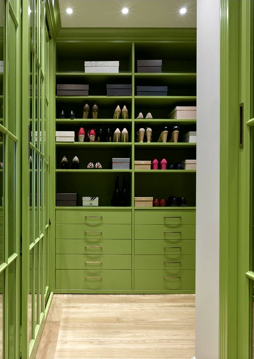 Г-образная гардеробная комната в зеленом цвете Якутск
